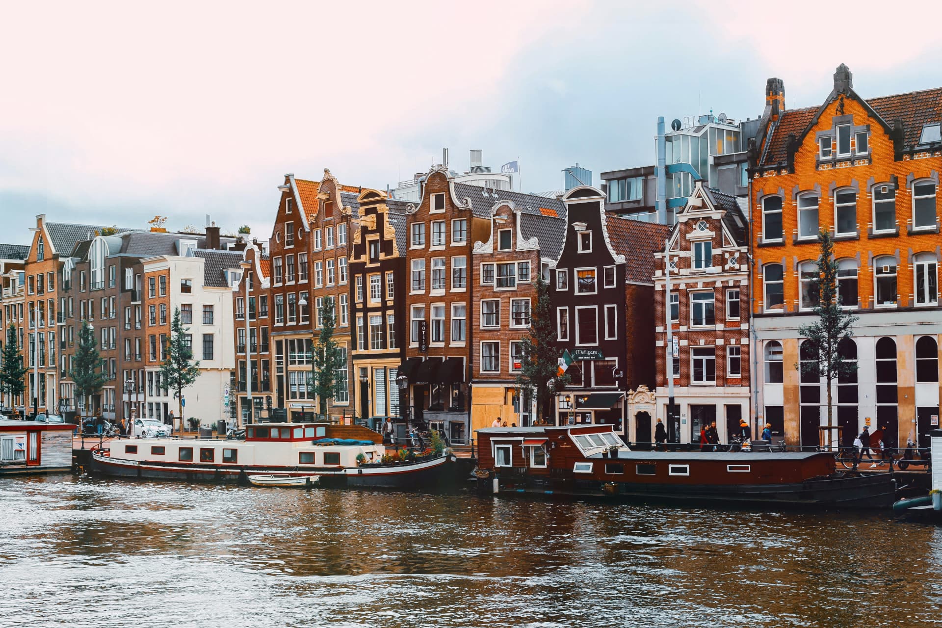 Amsterdamse grachtenpanden en woonboten langs het water
